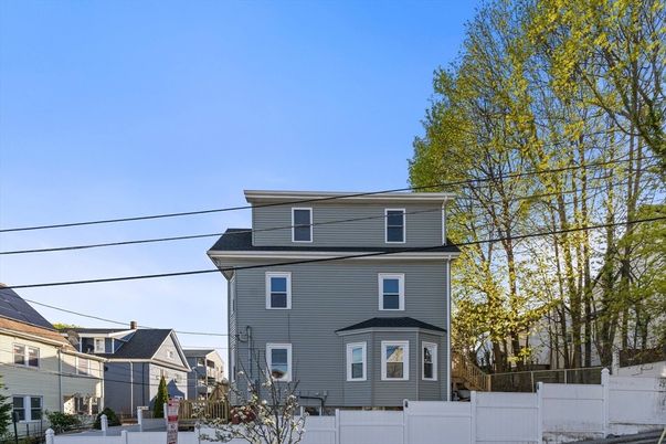 Exterior, Facade, American Foursquare