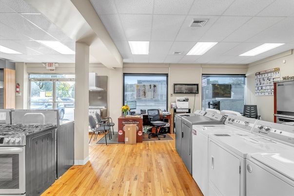 Interior, Recessed Lighting, Washer, Wood Texture Flooring