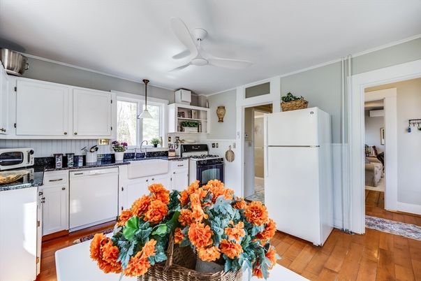Interior, Kitchen, Pendant Lights, Wood Texture Flooring