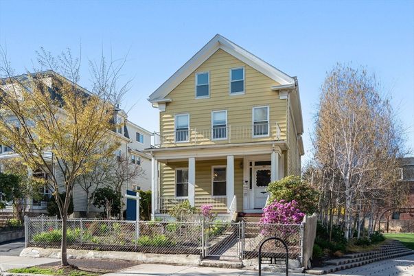 Exterior, Facade, Queen Anne Victorian