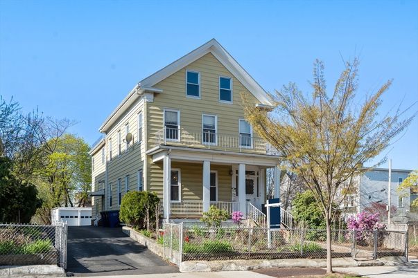 Exterior, Facade, Queen Anne Victorian