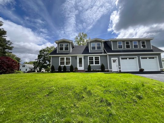 Attached, Exterior, Facade, Cape Cod