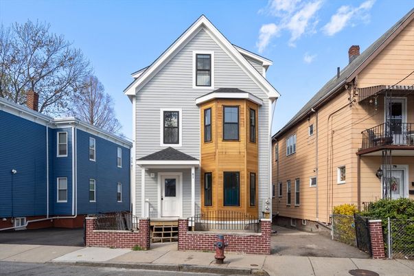 Exterior, Facade, Queen Anne Victorian