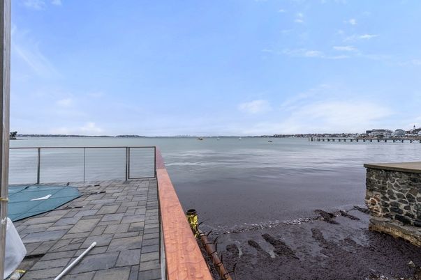 Exterior, Lake
