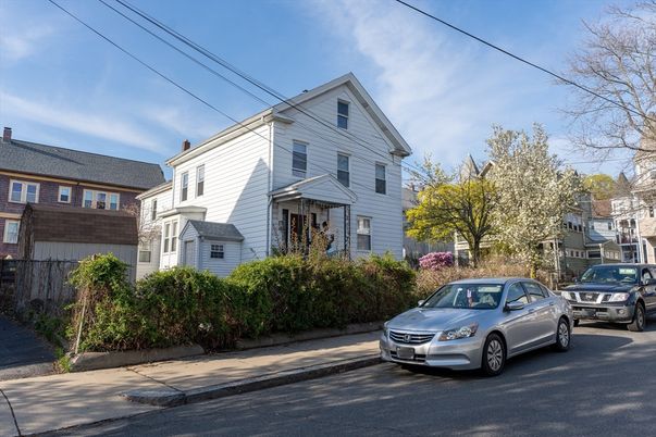 Exterior, Facade, Queen Anne Victorian