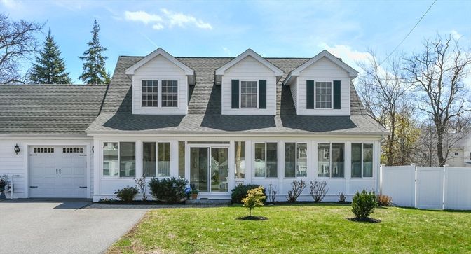 Attached, Exterior, Facade, Farmhouse
