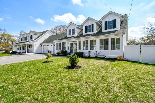 Attached, Exterior, Facade, Cape Cod