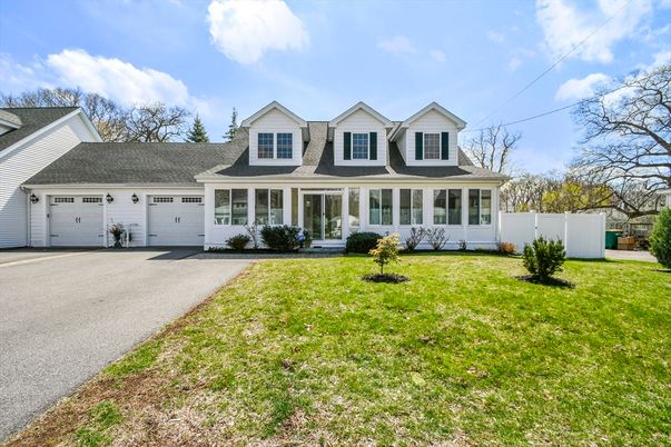 Attached, Exterior, Facade, Cape Cod