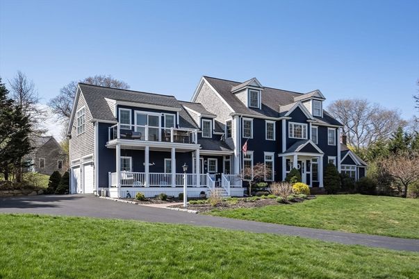 Attached, Exterior, Facade, Queen Anne Victorian