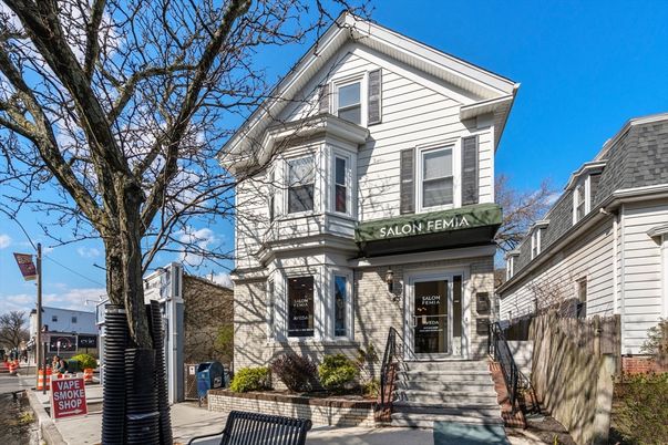 Exterior, Facade, Queen Anne Victorian
