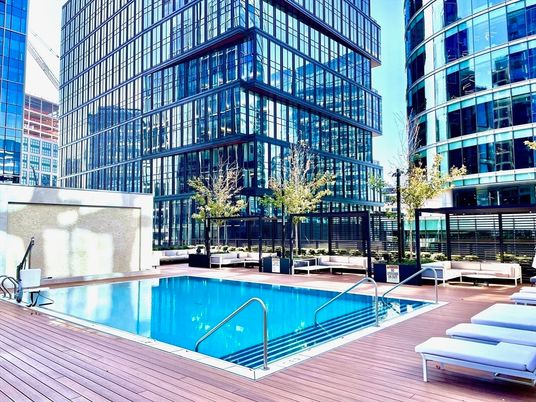 Exterior, Facade, Pool, Highrise