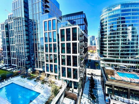 Exterior, Facade, Pool, Highrise