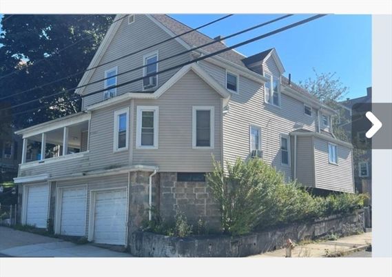 Attached, Exterior, Facade, Queen Anne Victorian