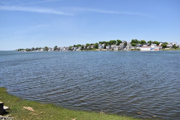 Exterior, Lake