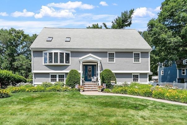Exterior, Facade, Raised Ranch
