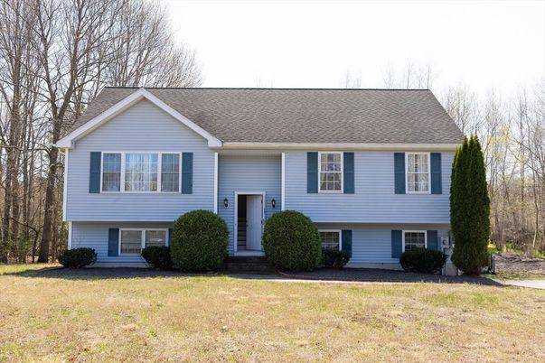 Exterior, Facade, Raised Ranch