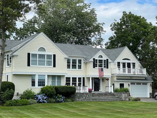 Attached, Exterior, Facade, Farmhouse