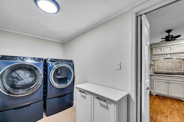 Interior, Washer, Wood Texture Flooring