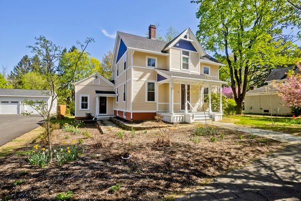 Attached, Exterior, Facade, Queen Anne Victorian