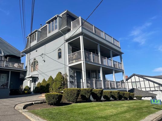 Exterior, Facade, Queen Anne Victorian