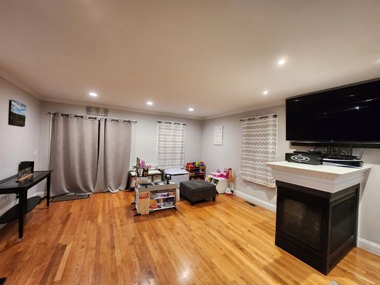 Interior, Recessed Lighting, Wood Texture Flooring