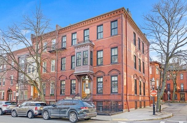 Exterior, Facade, Brick Facade, Rowhouse