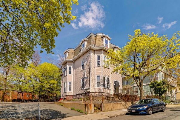Exterior, Facade, Queen Anne Victorian