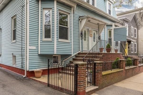 Exterior, Facade, Brick Facade, Rowhouse
