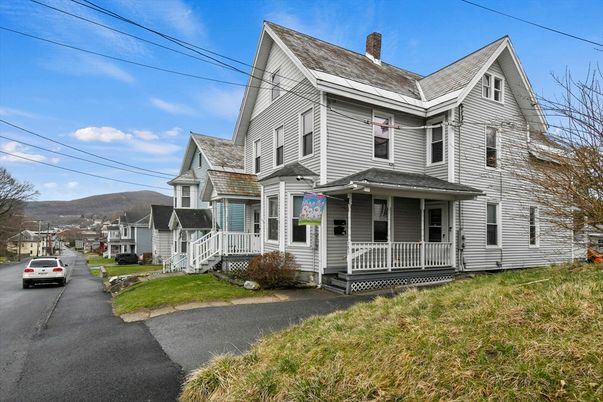 Exterior, Facade, Queen Anne Victorian