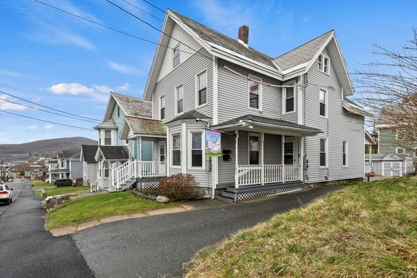Exterior, Facade, Queen Anne Victorian