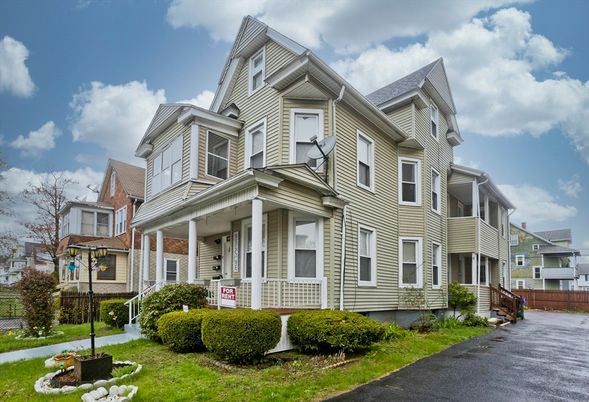 Exterior, Facade, Queen Anne Victorian