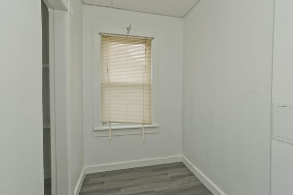 Interior, Utility Closets, Washer, Wood Texture Flooring