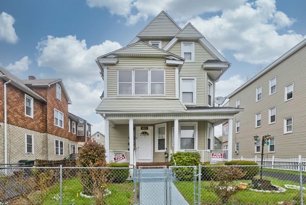 Exterior, Facade, Queen Anne Victorian