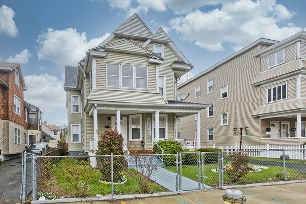 Exterior, Facade, Queen Anne Victorian