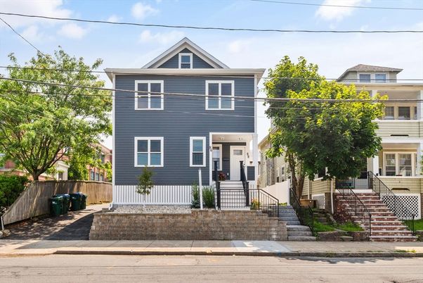 Exterior, Facade, American Foursquare