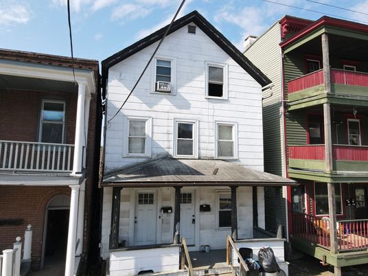 Exterior, Facade, Rowhouse