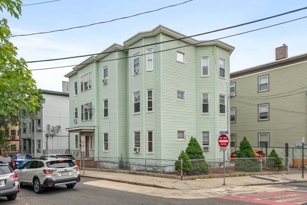 Exterior, Facade, Rowhouse