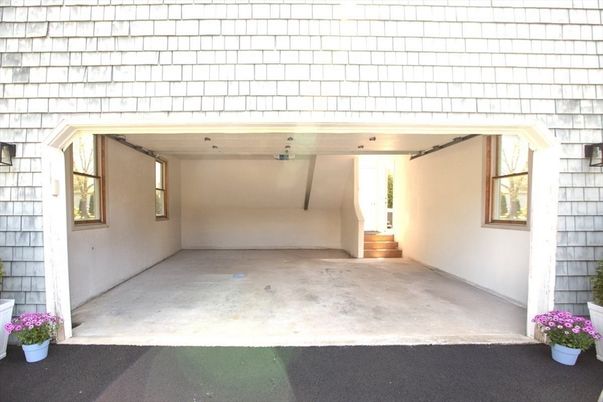 Exterior, Garage