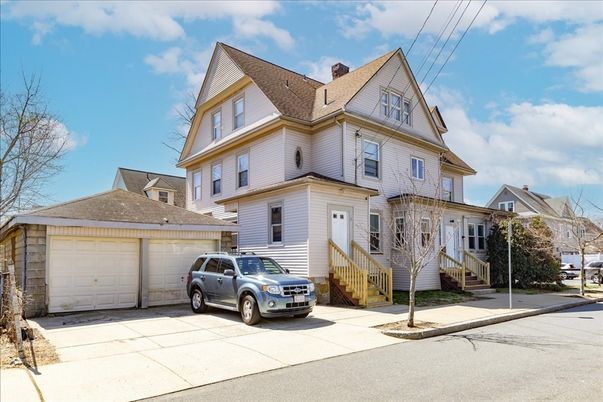 Attached, Exterior, Facade, Queen Anne Victorian