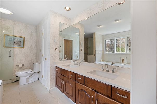 Bathroom, Dual Sink Vanities, Interior, Recessed Lighting