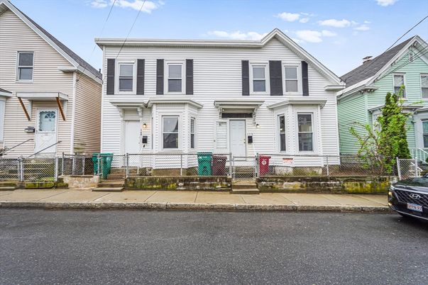 Exterior, Facade, Rowhouse