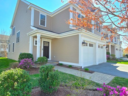 Attached, Exterior, Facade, American Craftsman
