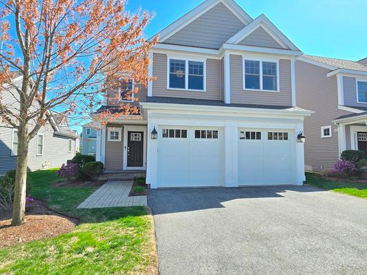 Attached, Exterior, Facade, American Craftsman
