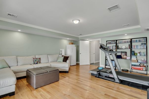 Fitness Equipment, Interior, Living room, Recessed Lighting, Wood Texture Flooring