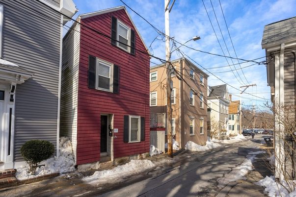 Exterior, Facade, Rowhouse