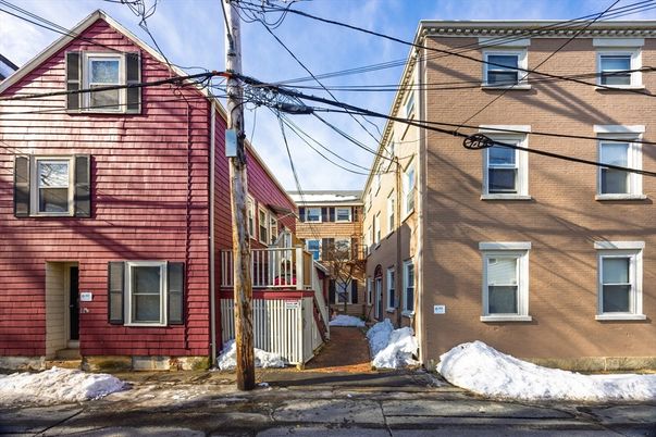 Exterior, Facade, Brick Facade, Rowhouse