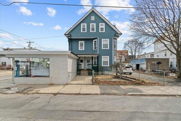 Exterior, Facade, Brick Facade, Queen Anne Victorian