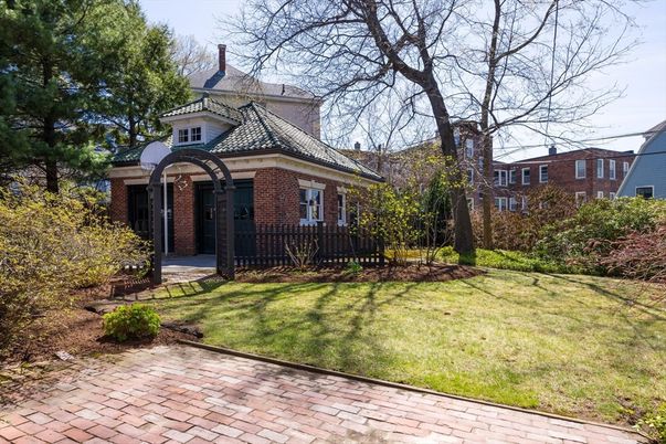 Exterior, Facade, Brick Facade, Queen Anne Victorian