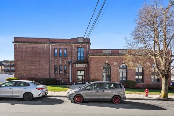 Exterior, Facade, Brick Facade, Rowhouse
