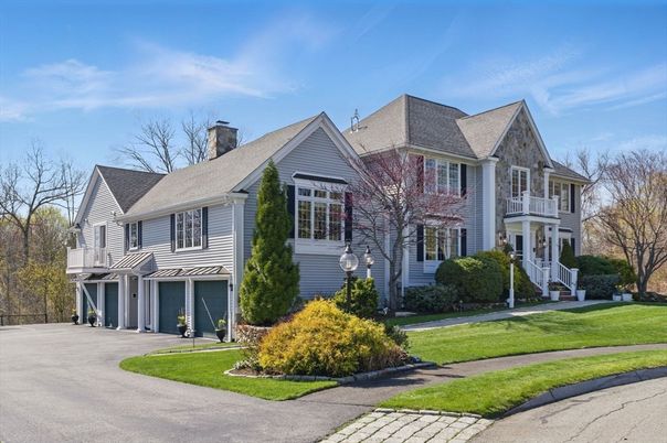 Attached, Exterior, Facade, Queen Anne Victorian